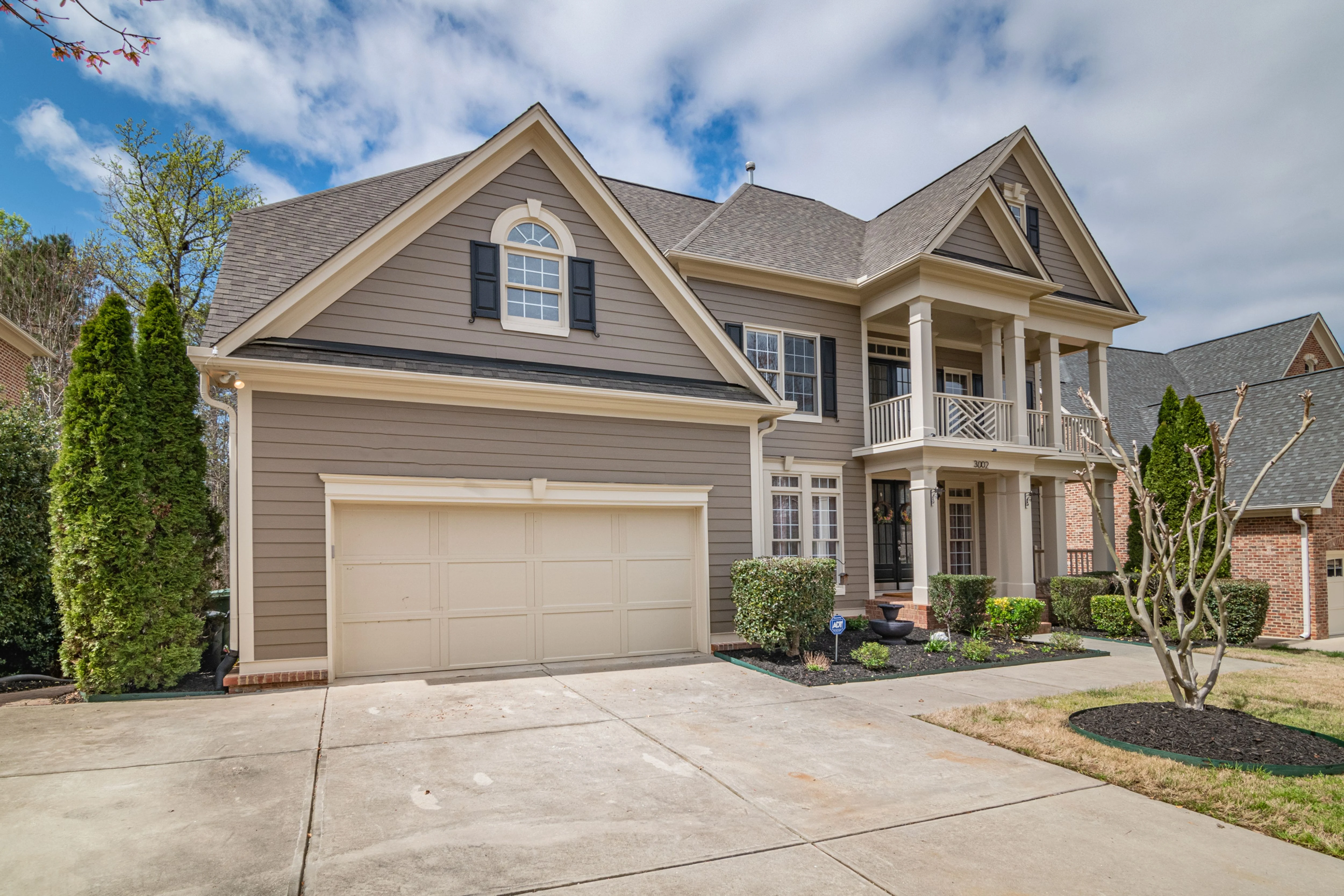 Residential garage door in Itasca
